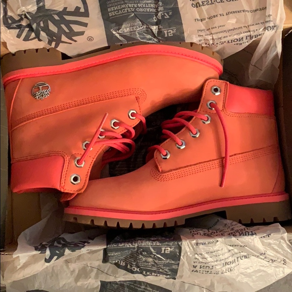 Size 6 in juniors!! Timberland Boots!